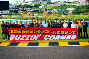 Formel 1 Sebastian Vettel Buzzin Corner 2023 Suzuka